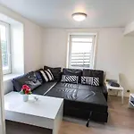 Apartament Kozy Near Center With Free Parking And Wifi